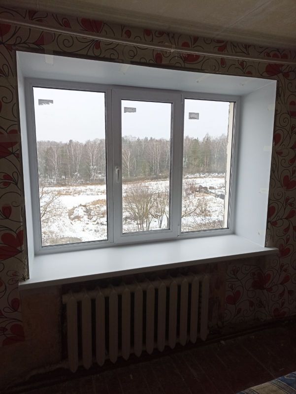 Окно в зал трехстворчатое